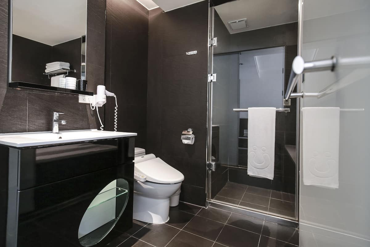 deluxe triple room, bathtub, city view | bathroom amenities | shower, hair dryer, slippers, towels