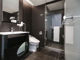 Deluxe háromágyas szoba, fürdőkád, kilátással a városra | Fürdőszobai szolgáltatások | Zuhanyzó, hajszárító, papucsok és törölközők