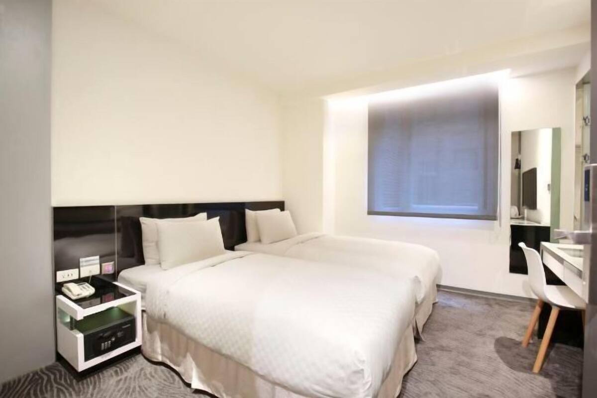 Caja de seguridad en la habitación, escritorio y cortinas blackout