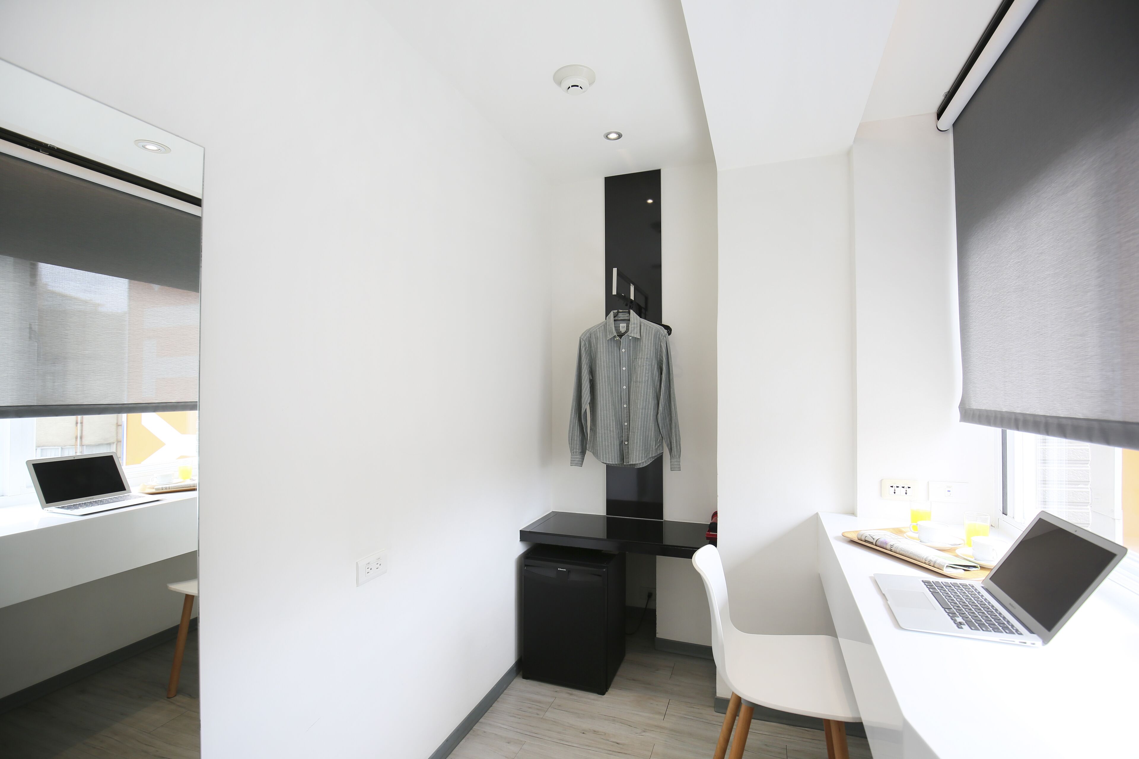 deluxe triple room, bathtub, city view | in-room safe, desk, blackout curtains, soundproofing