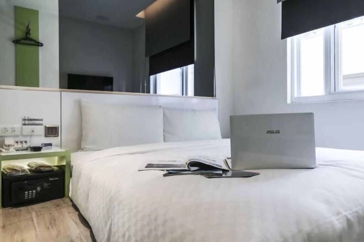 Caja de seguridad en la habitación, escritorio y cortinas blackout