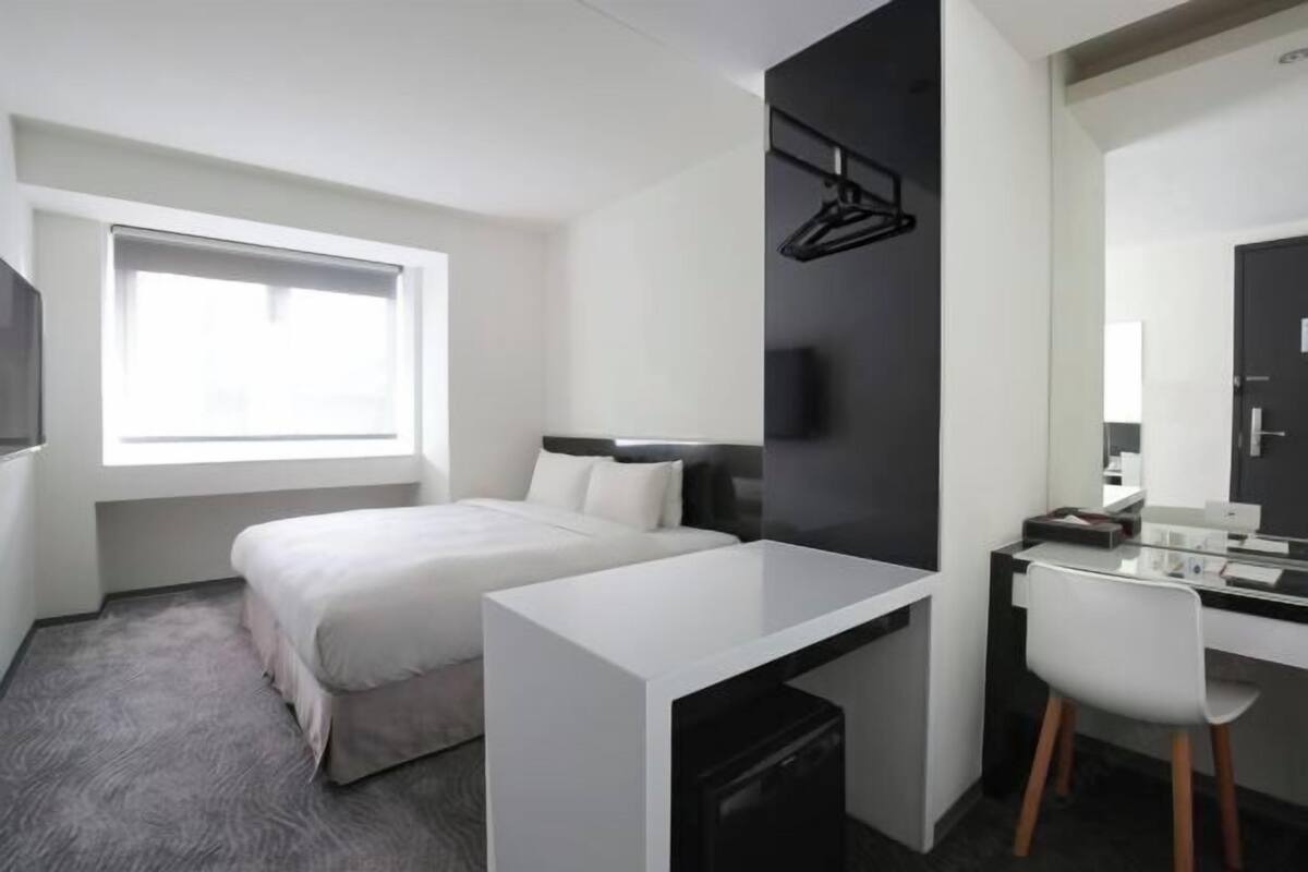 Caja de seguridad en la habitación, escritorio y cortinas blackout