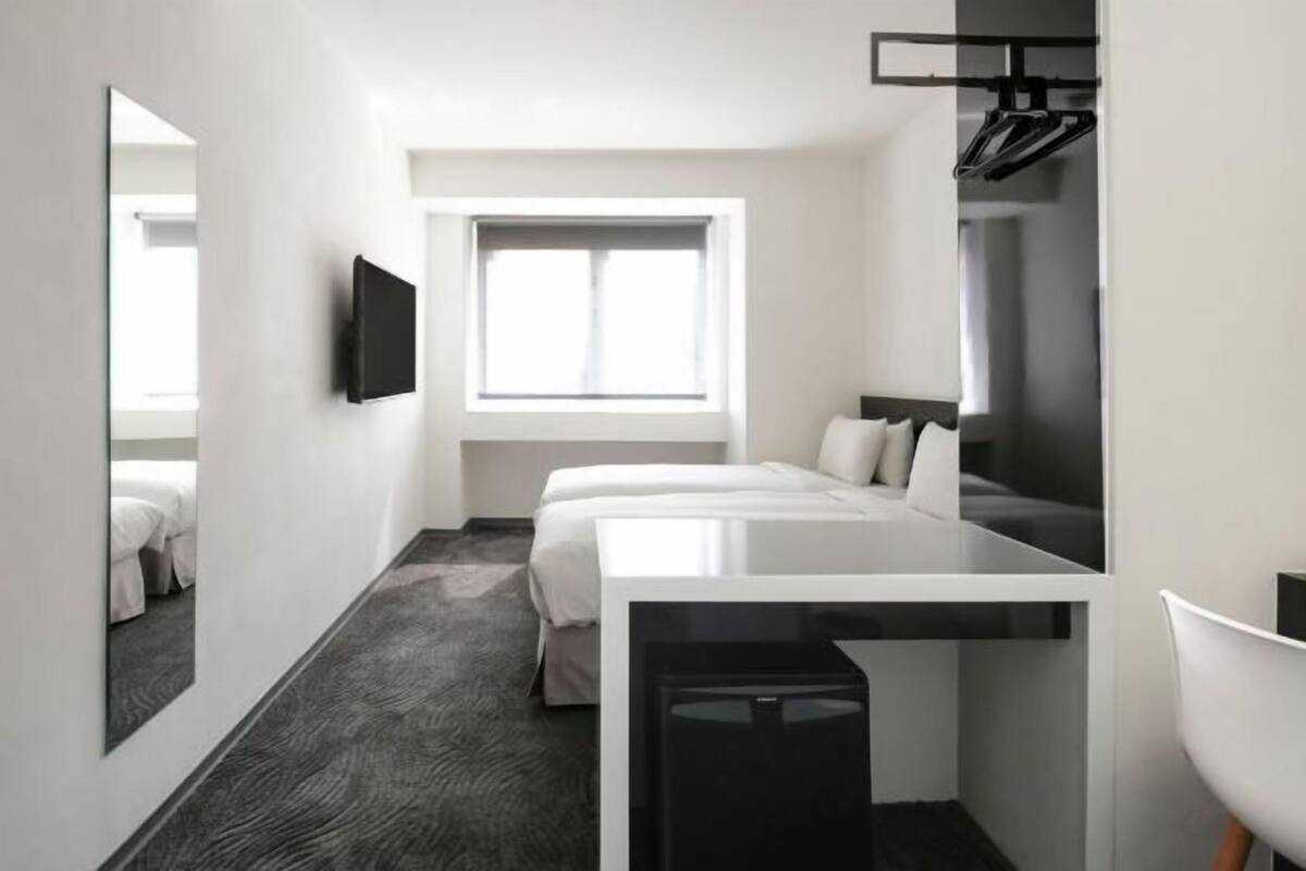 Caja de seguridad en la habitación, escritorio y cortinas blackout