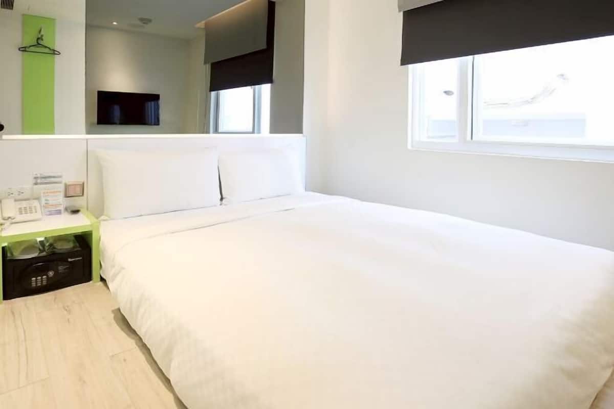 Down comforters, in-room safe, desk, blackout drapes