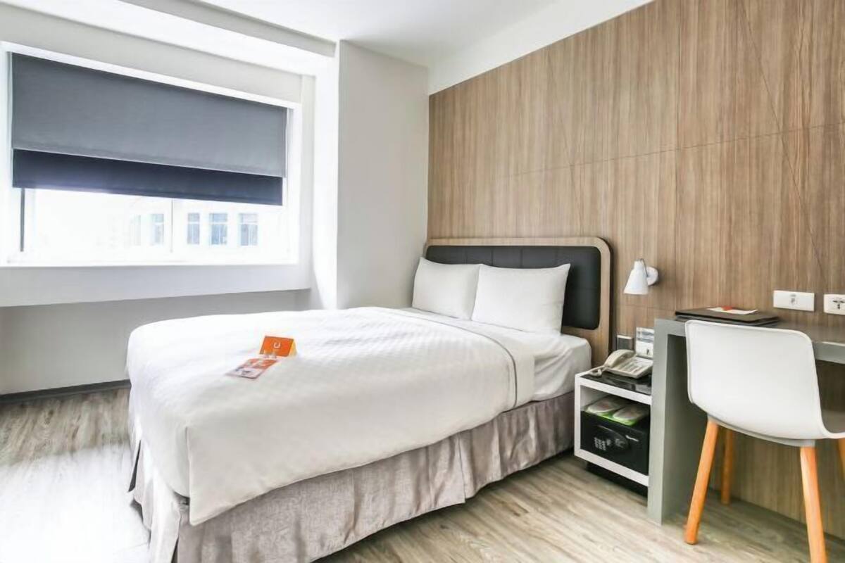 Caja de seguridad en la habitación, escritorio y cortinas blackout