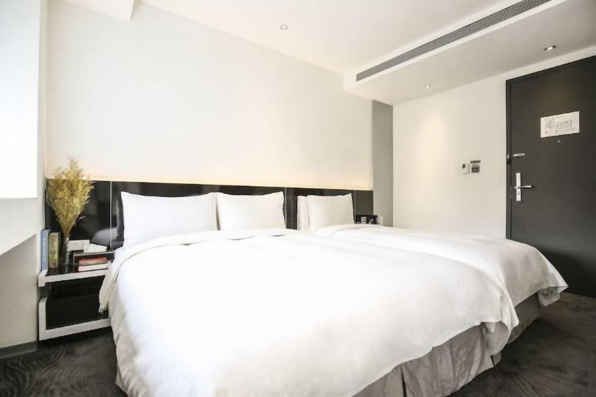 Caja de seguridad en la habitación, escritorio y cortinas blackout