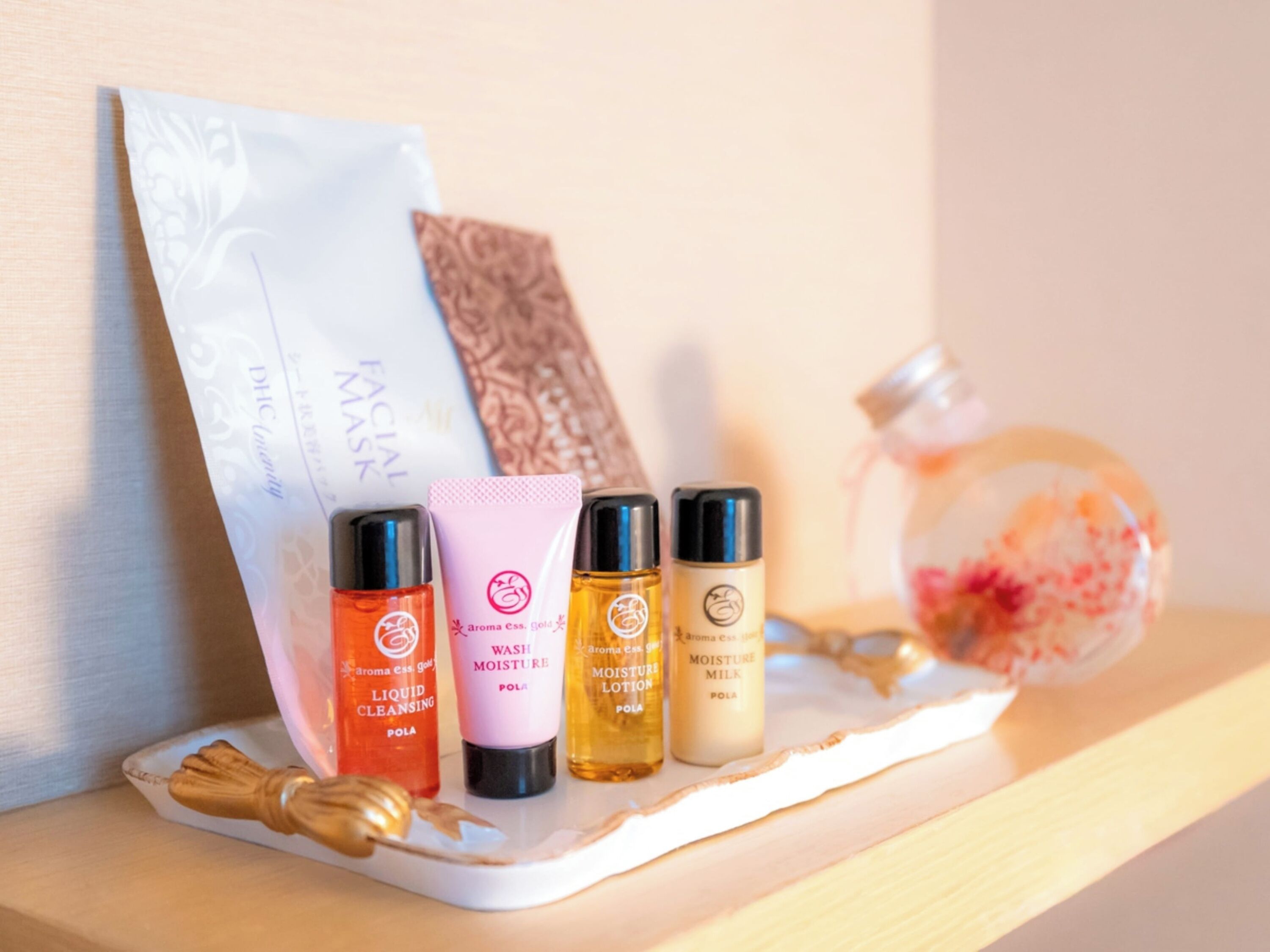 Ein Regal mit Hautpflegeprodukten, darunter Gesichtsreinigung, Waschcreme und Feuchtigkeitslotion.