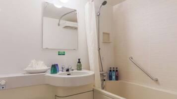 Een bad/douchecombinatie, gratis toiletartikelen, een haardroger