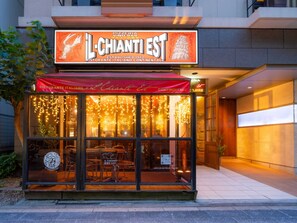 A restaurant with a sign reading 'Il Chianti Est' and a red awning. - Hotel Resol Ikebukuro (Tokyo)