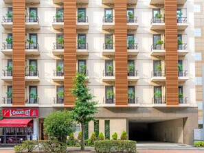 A multi-story hotel with balconies, a restaurant on the ground floor, and a covered entrance. - Hotel Resol Ikebukuro (Tokyo)