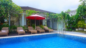 Outdoor pool, pool umbrellas, sun loungers - Ivory Resort Seminyak (Seminyak)