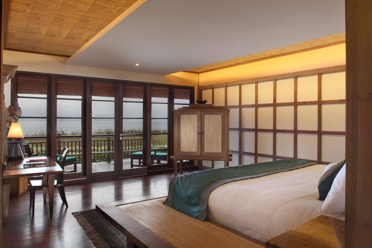 Deluxe Room | 1 bedroom, in-room safe, desk, soundproofing