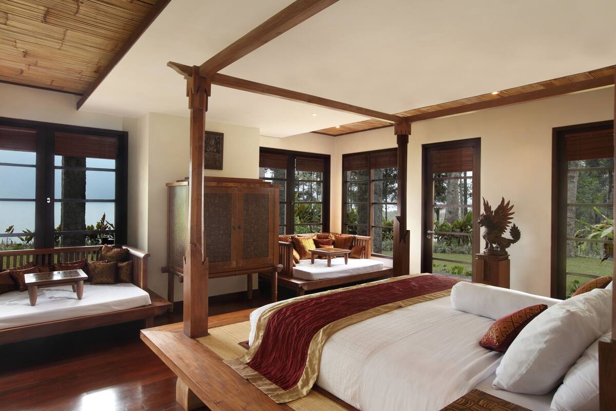 Premium Suite | 1 bedroom, in-room safe, desk, soundproofing