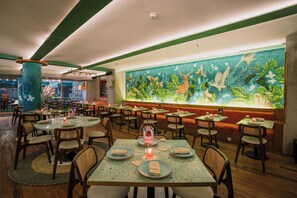 朝食、ランチ、ディナー、ブランチに営業