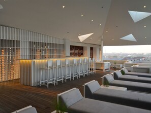 Poolside bar - IZE Seminyak by LifestyleRetreats (Seminyak)