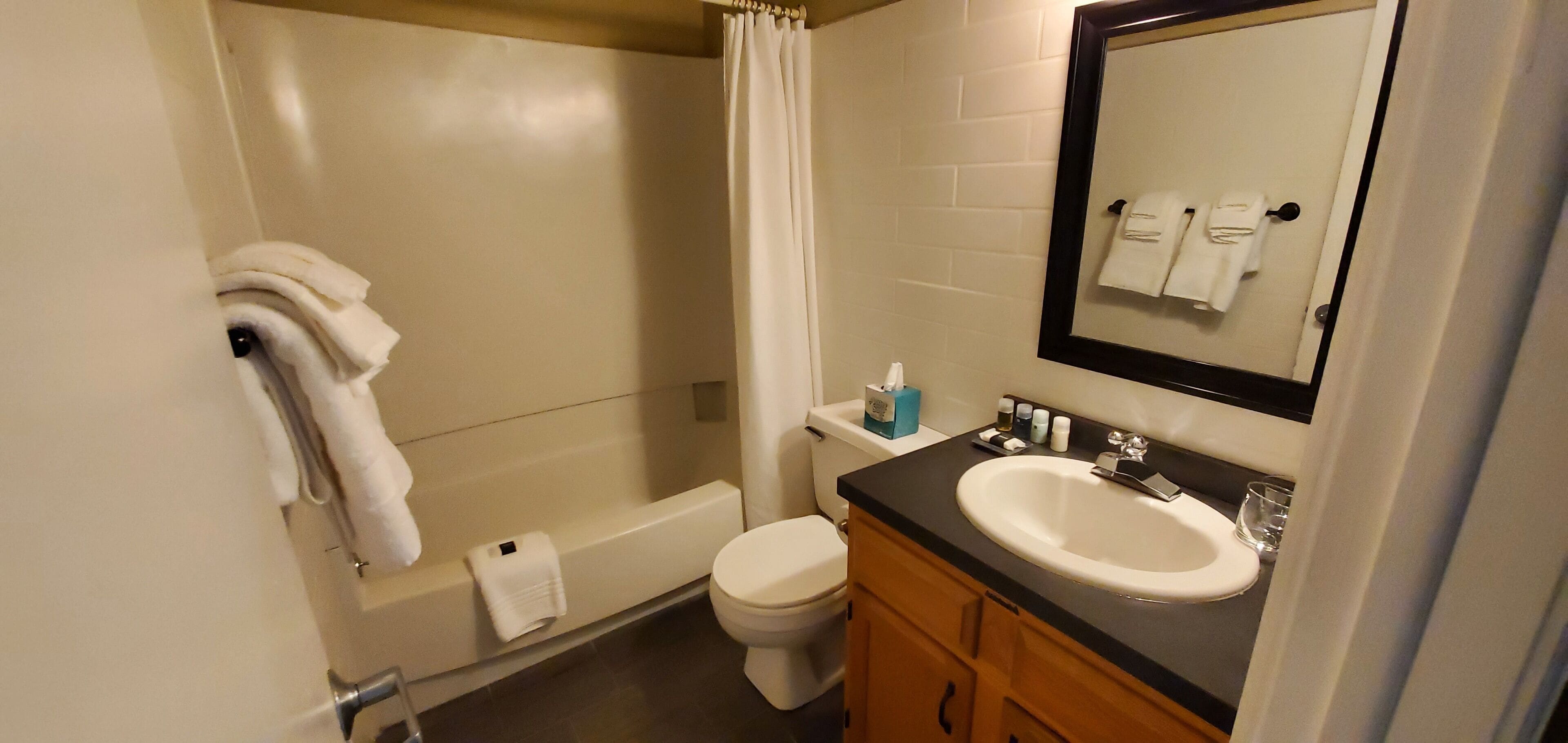 suite, 2 bedrooms | bathroom | free toiletries, hair dryer, bathrobes, towels