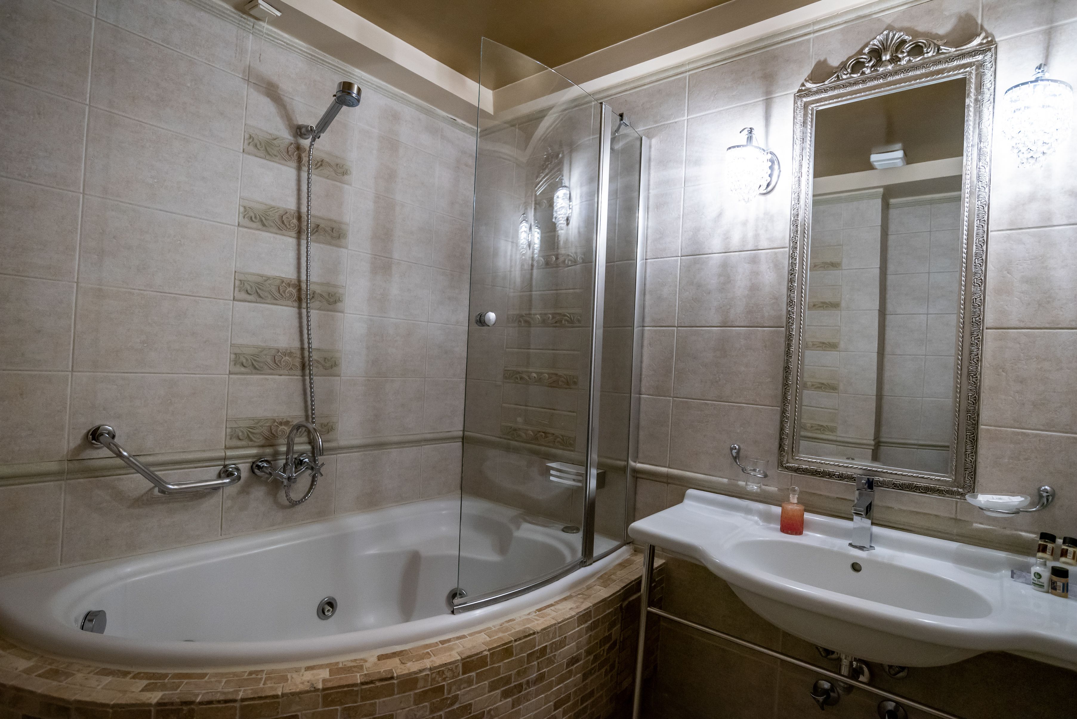 junior suite | bathroom | free toiletries, hair dryer, towels