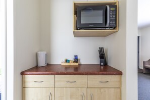 One Bedroom Unit  | Cocina privada | Refrigerador, microondas, cafetera y tetera y tetera eléctrica 