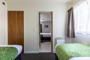 Standaard kamer | Een bureau, een laptopwerkplek, verduisterende gordijnen