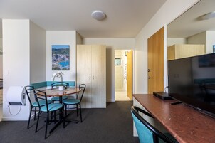 Escritorio, espacio para trabajar con laptop y cortinas blackout 