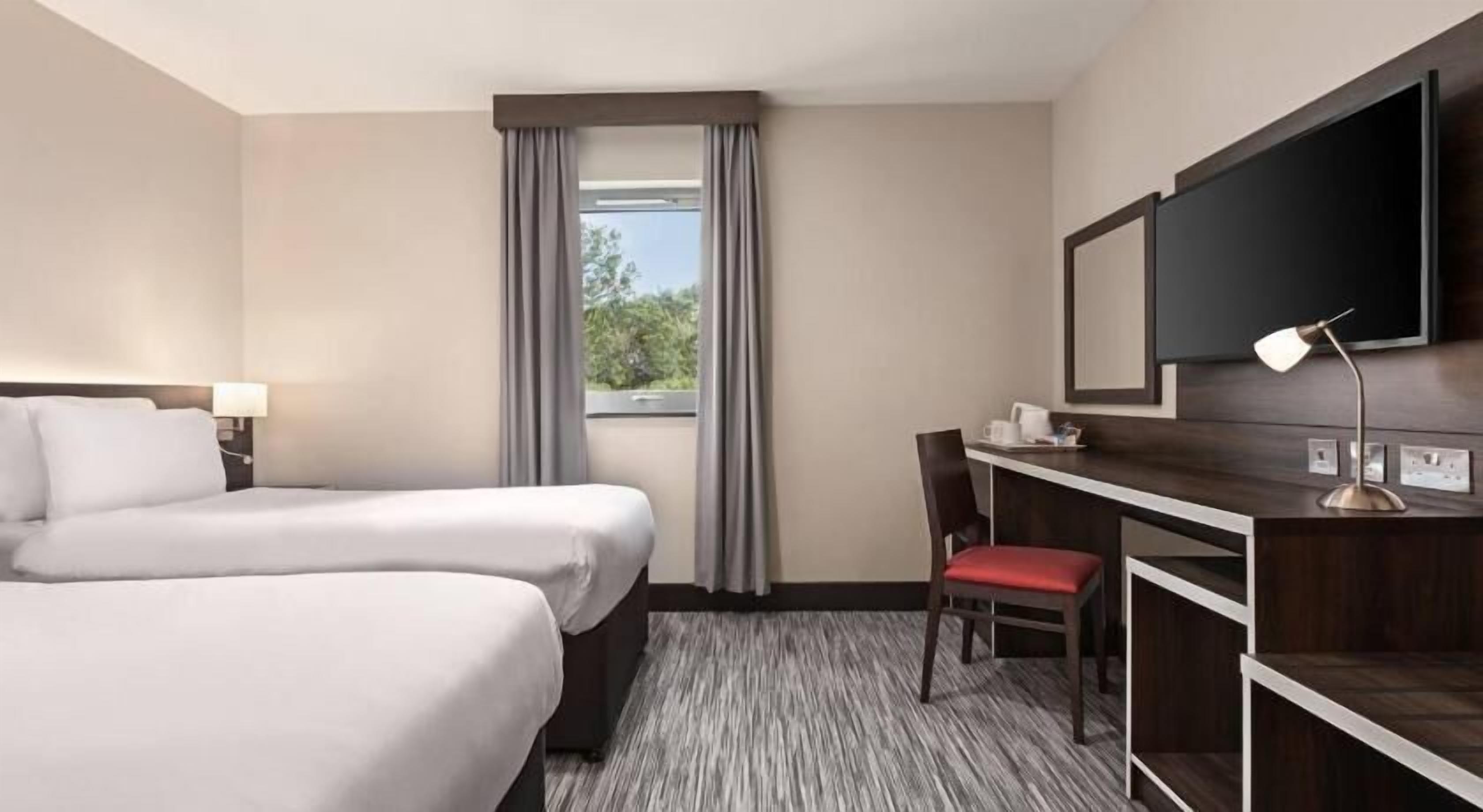 Ropa de cama hipoalergénica y caja de seguridad en la habitación 