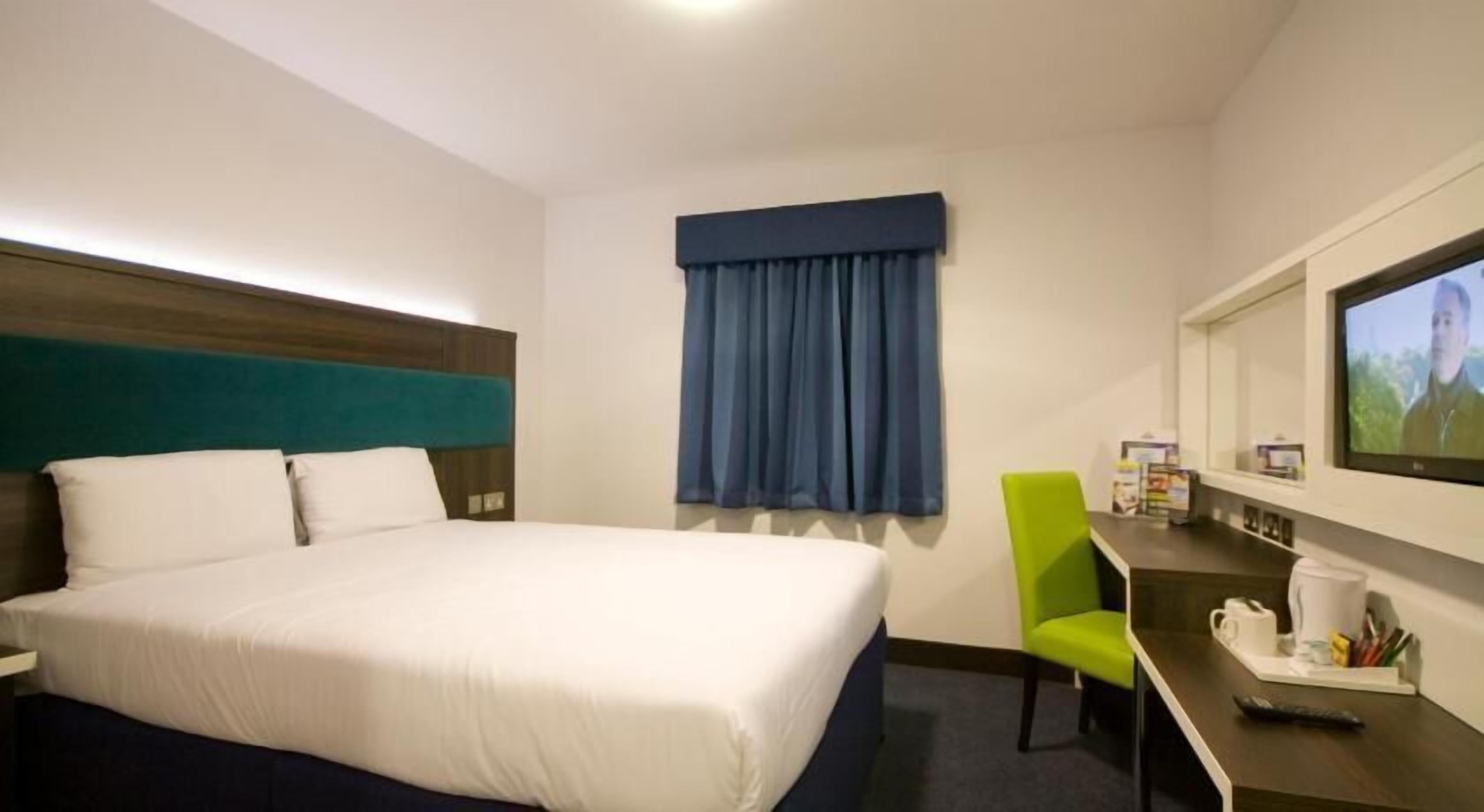 Ropa de cama hipoalergénica y caja de seguridad en la habitación 