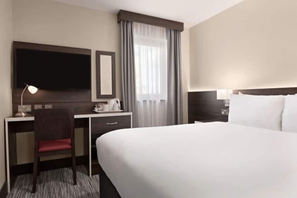 ملاءات للفراش لا تسبب الحساسية وخزنة داخل الغرفة ومكتب ومكواة/لوح كي