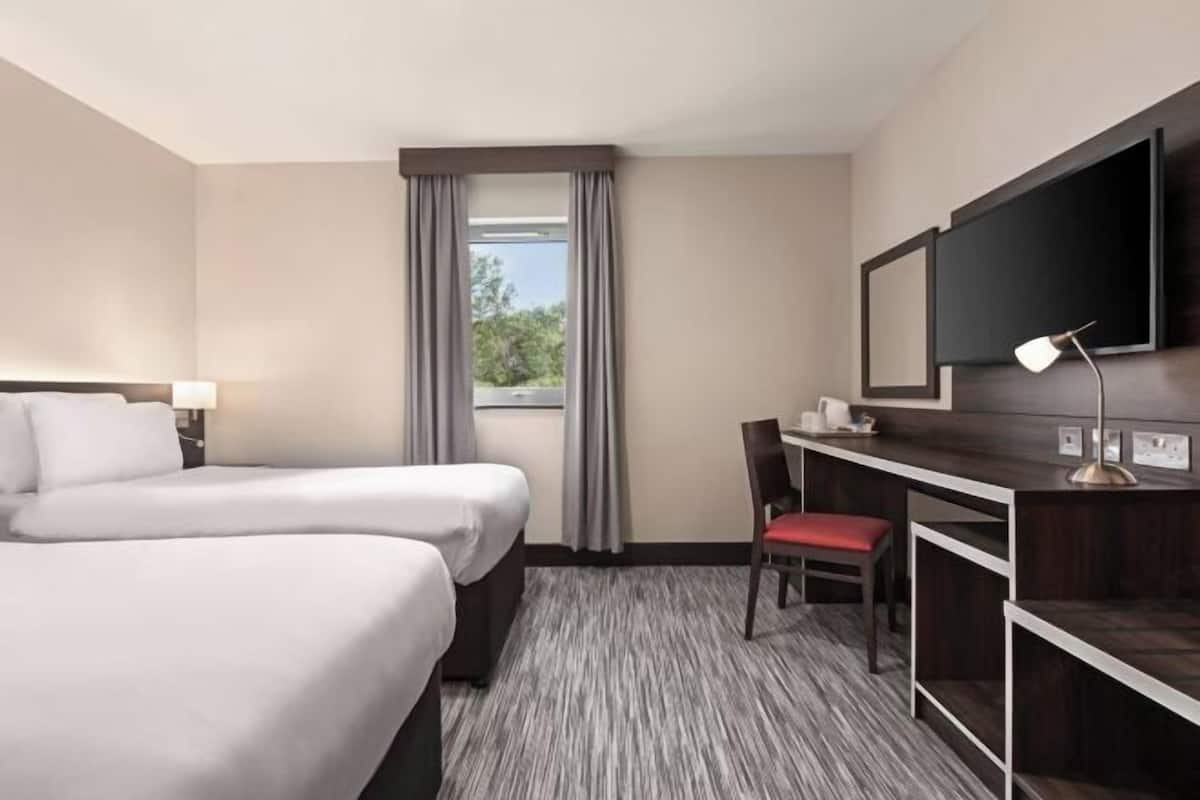 ملاءات للفراش لا تسبب الحساسية وخزنة داخل الغرفة ومكتب ومكواة/لوح كي