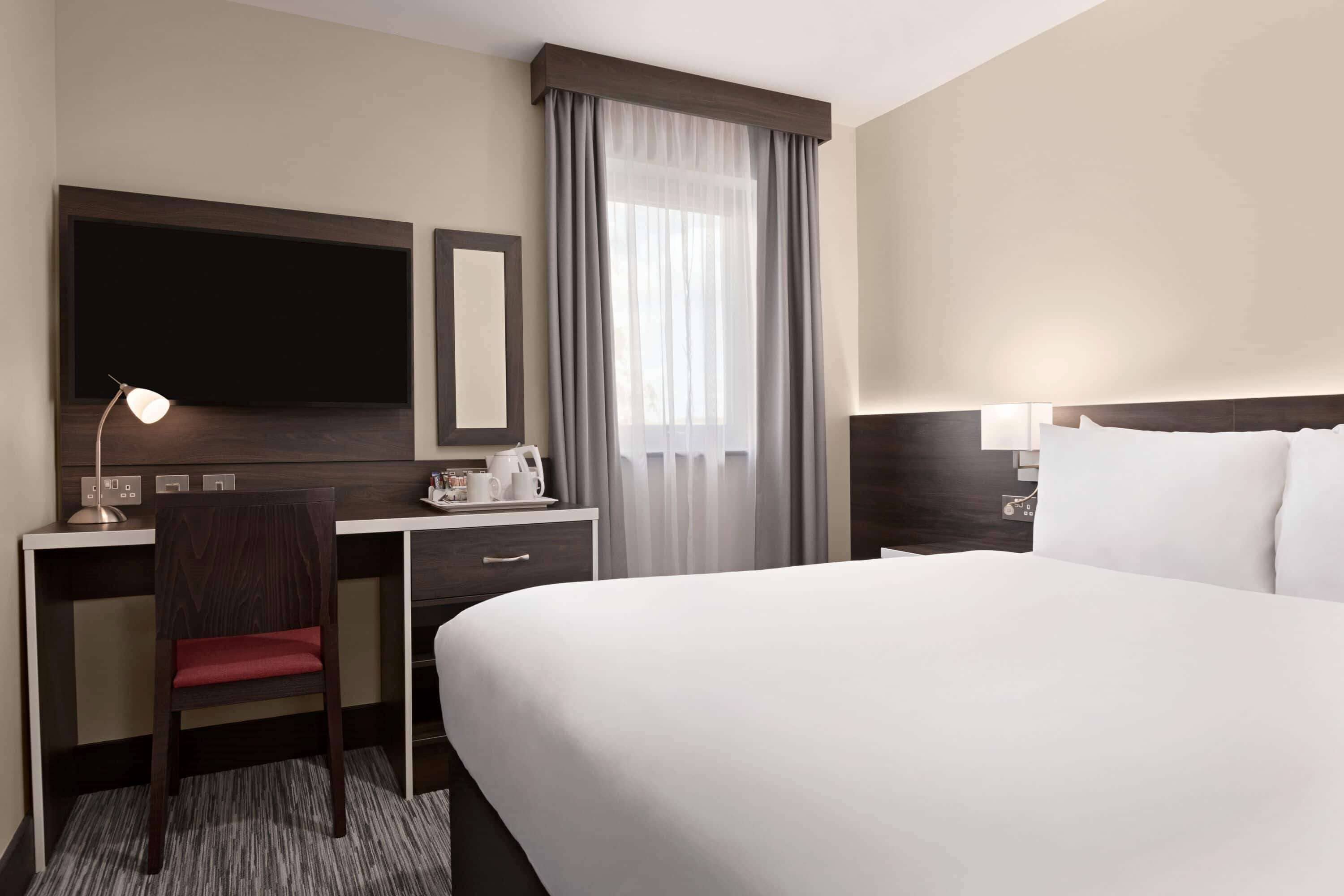 room, 1 double bed, non smoking | hypo-allergenic bedding, in-room safe, desk, iron/ironing board