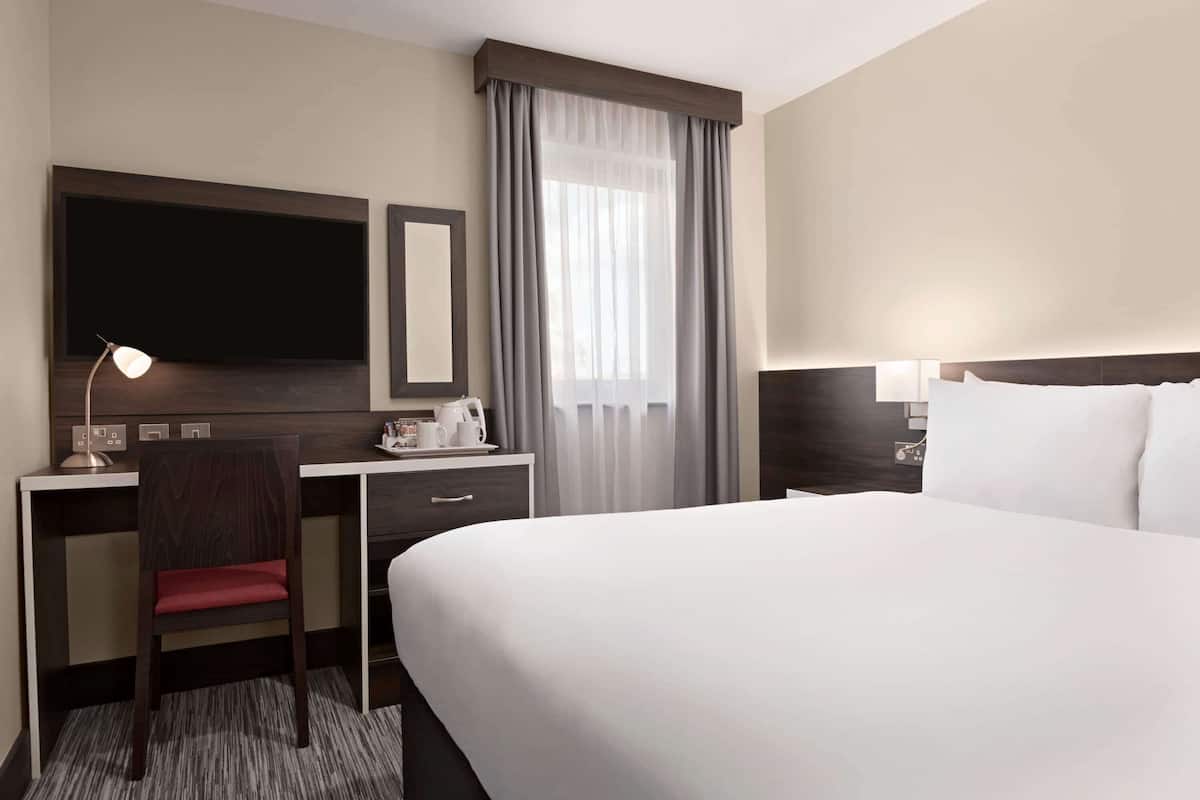 room, 1 double bed, non smoking | hypo-allergenic bedding, in-room safe, desk, iron/ironing board