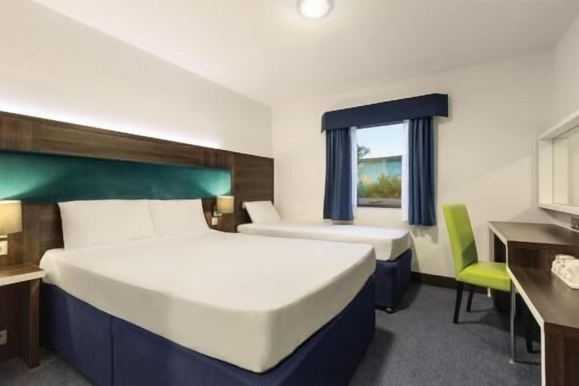 Ropa de cama hipoalergénica y caja de seguridad en la habitación 