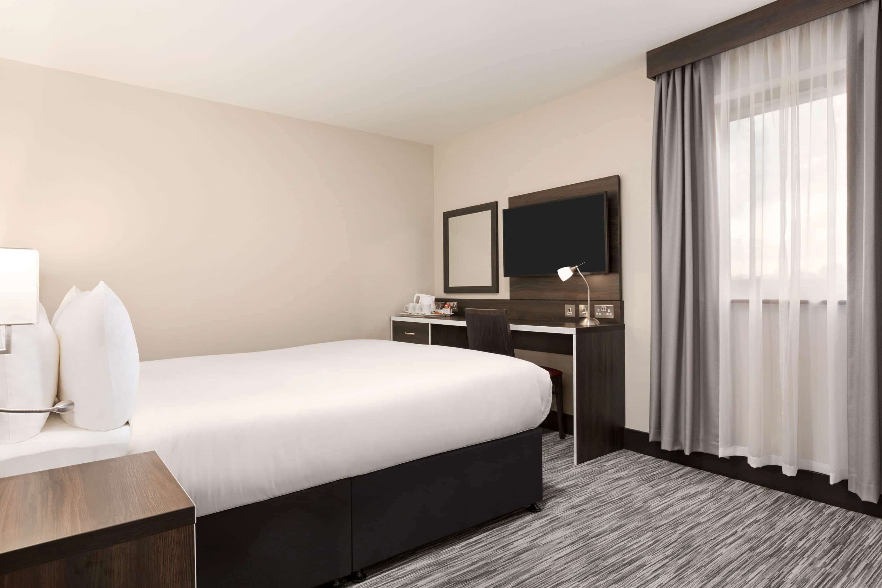 room, 2 single beds, non smoking | hypo-allergenic bedding, in-room safe, desk, iron/ironing board