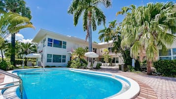 3 outdoor pools, pool umbrellas, sun loungers