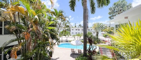 3 piscines extérieures, parasols de plage, chaises longues