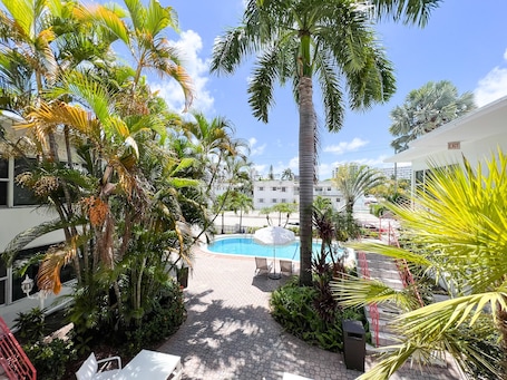 3 piscinas al aire libre, sombrillas, sillones reclinables de piscina