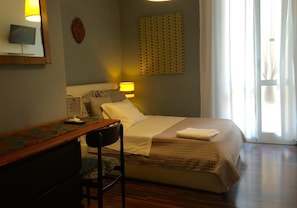 Down duvets, individually decorated, individually furnished, desk - ayHOME b&b (Bologna)