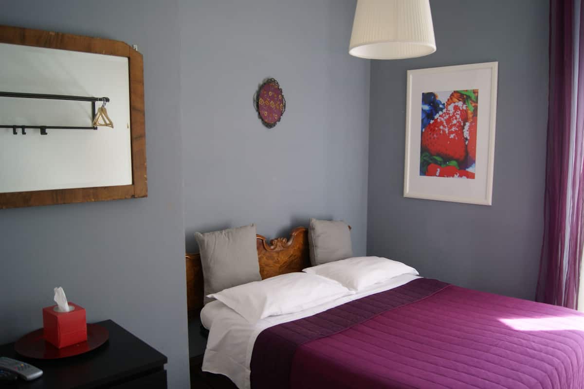 Edredón, decoración personalizada, muebles diferentes y escritorio