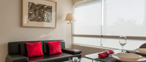 Apartamento executivo | Sala de estar | TV de tela plana 32 polegadas com canais a cabo, TV, Netflix