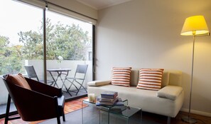 Apartamento executivo | Sala de estar | TV de tela plana 32 polegadas com canais a cabo, TV, Netflix