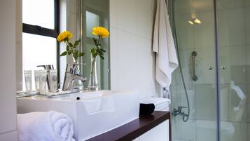 Douche, articles de toilette gratuits, sèche-cheveux