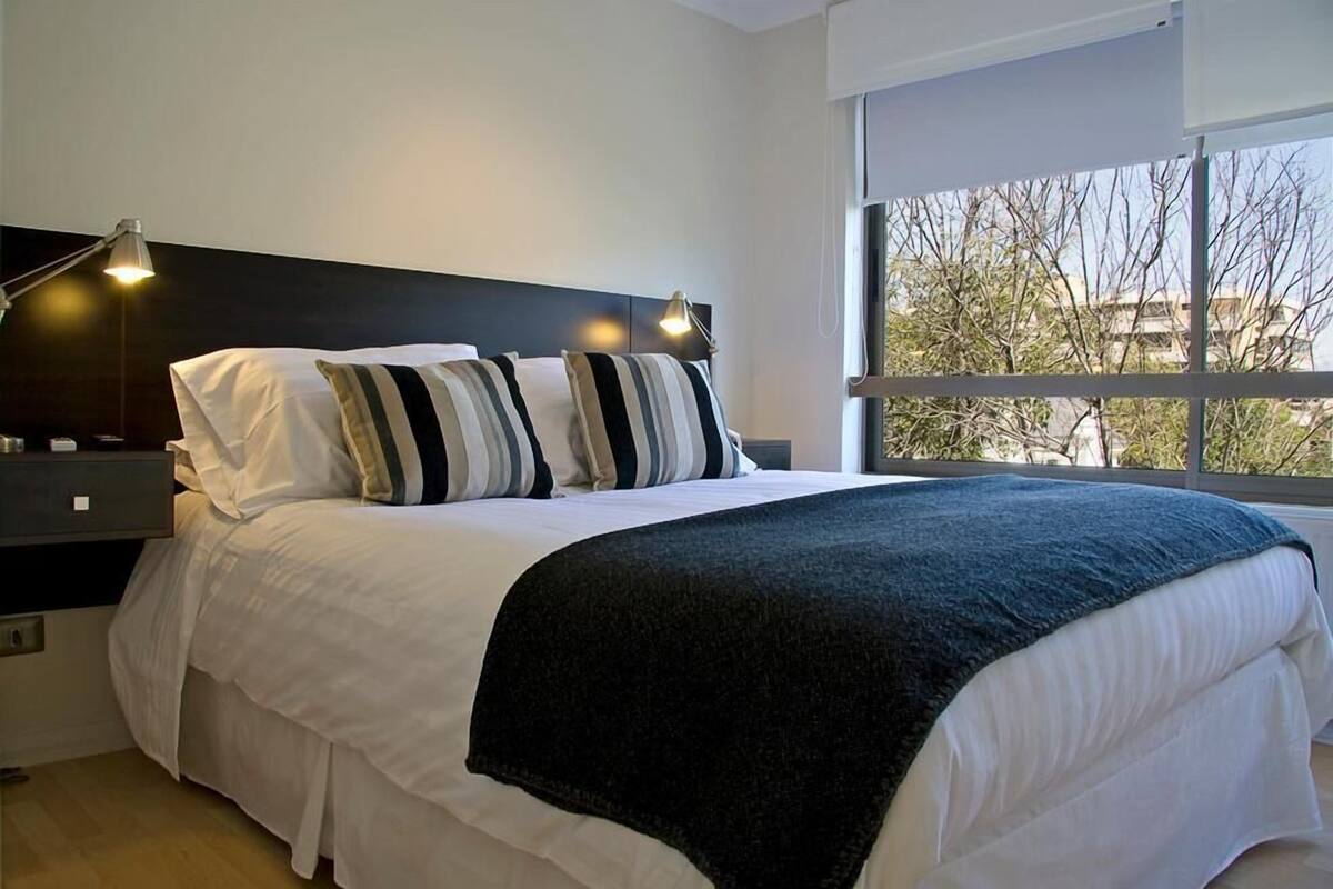 1 غرفة نوم وخزنة داخل الغرفة ومكتب وتجهيزات عازلة للصوت