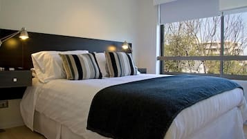 1 habitación, caja de seguridad en la habitación y escritorio