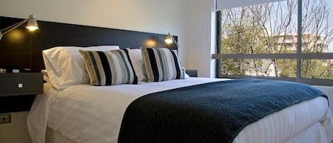 1 habitación, caja de seguridad en la habitación y escritorio