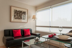 En 32-tommers Flatskjerm-TV med kabel-kanaler samt TV og Netflix