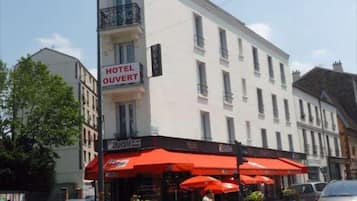 Vista frontal de la propiedad