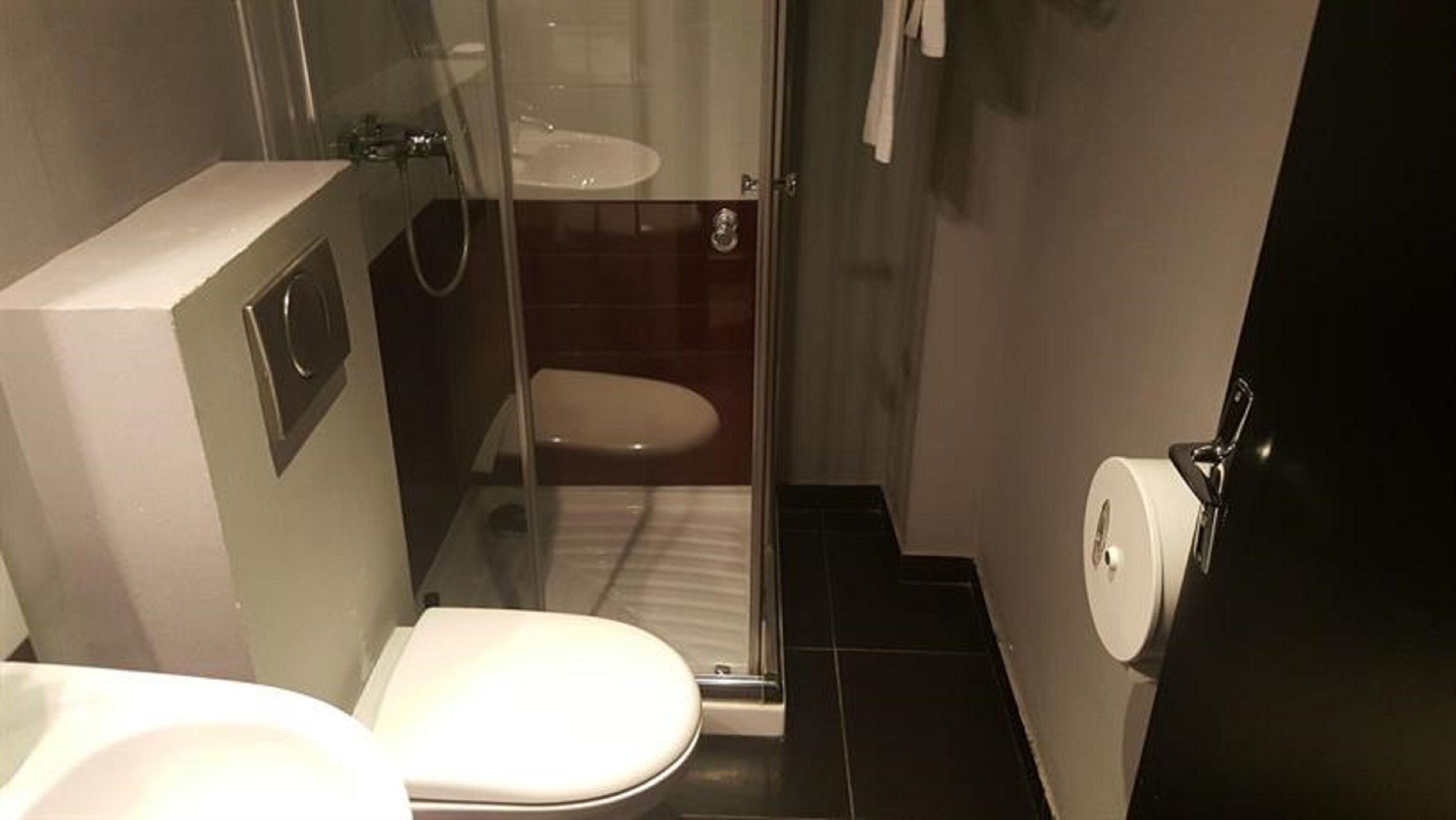 1 bedroom, desk, blackout curtains, soundproofing