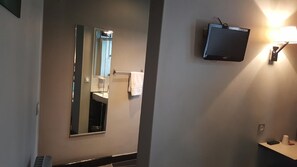 Superior Double Room | Desk, blackout drapes, soundproofing, free WiFi - Café hôtel de l'Avenir (Saint-Ouen)