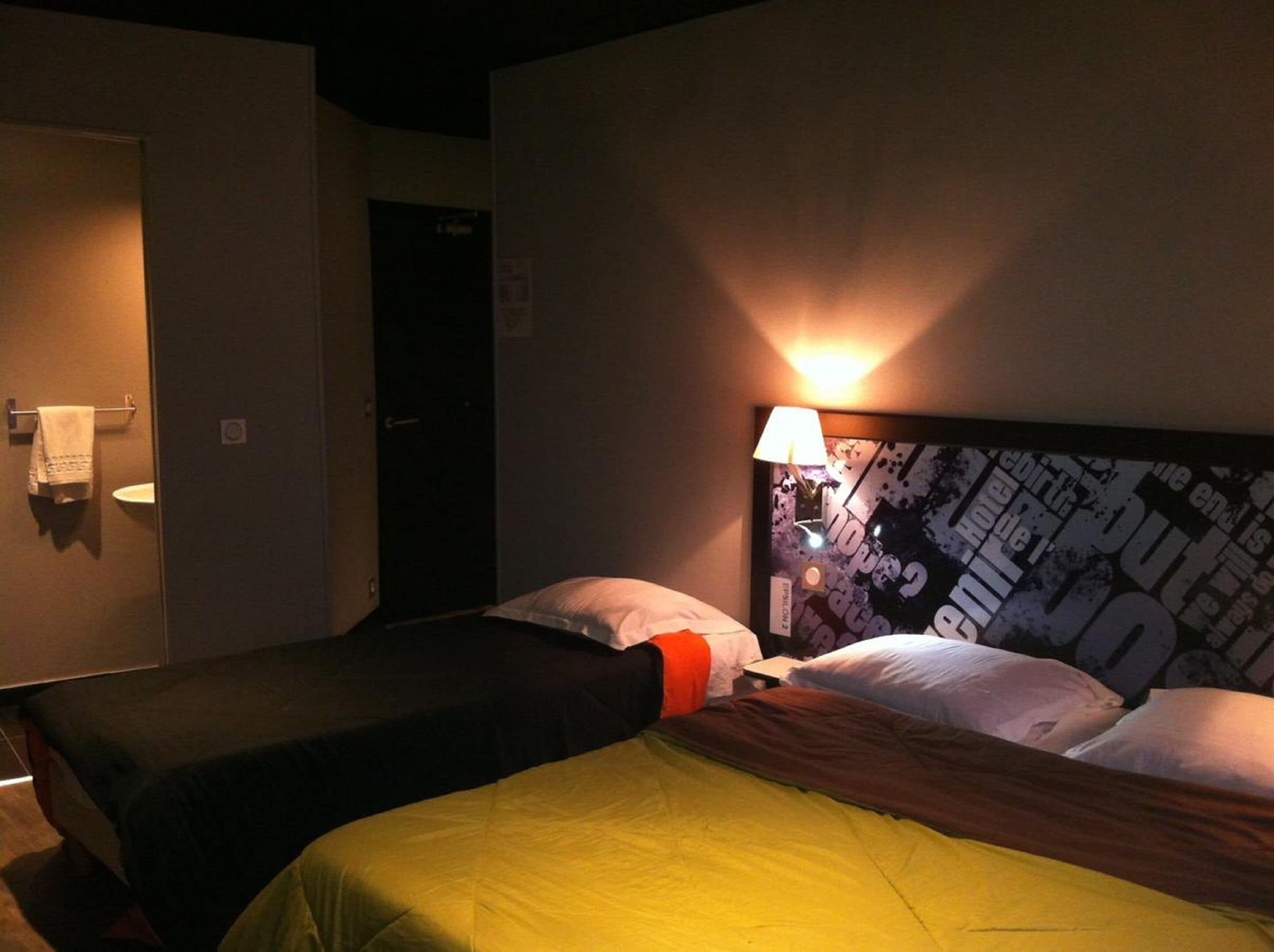 triple room,private bathroom (shared toilets) | 1 bedroom, desk, blackout curtains, soundproofing