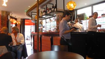 Tägliches kontinentales Frühstück (7.00 EUR pro Person)