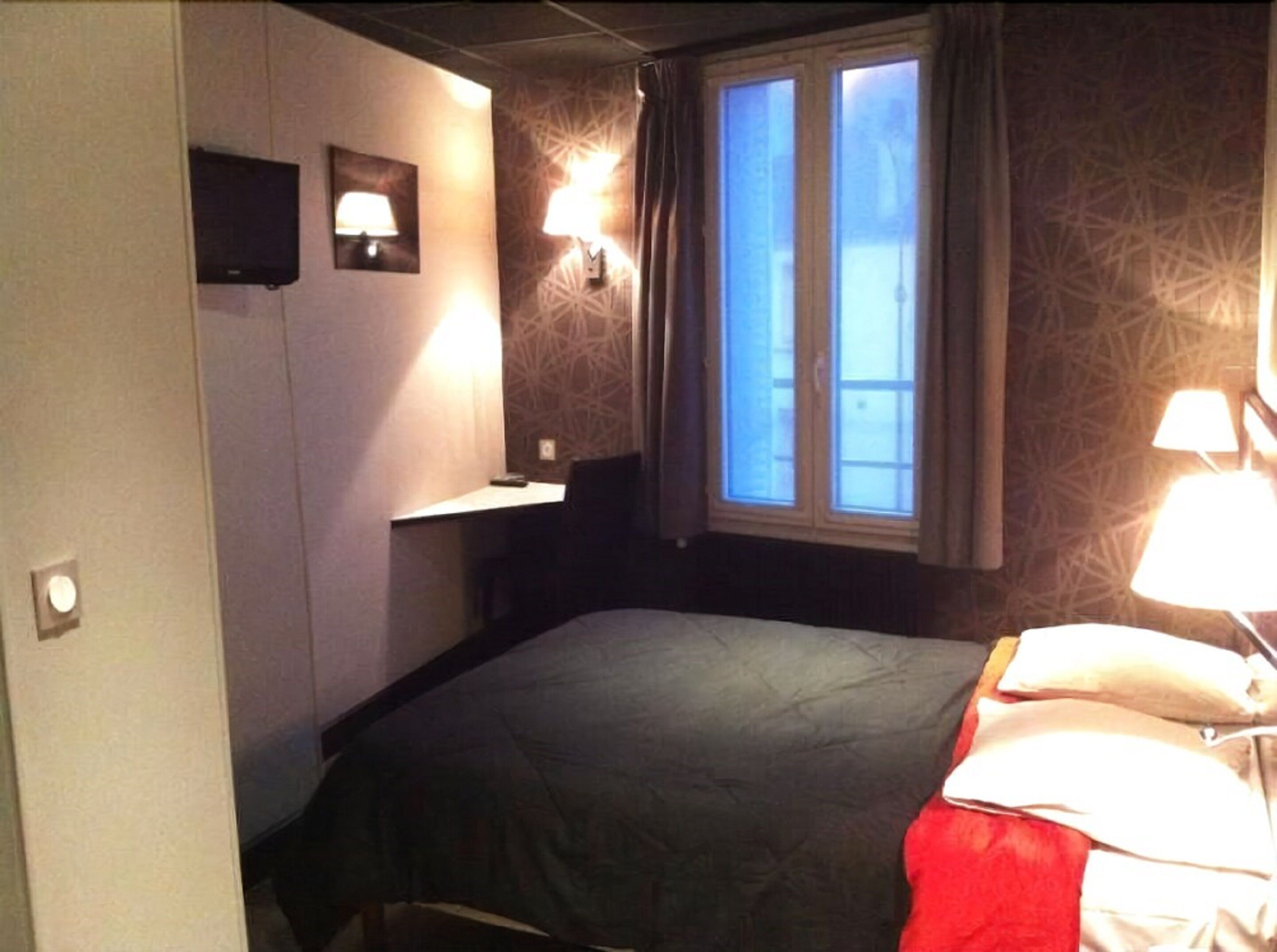 classic double room, 1 double bed | 1 bedroom, desk, blackout curtains, soundproofing